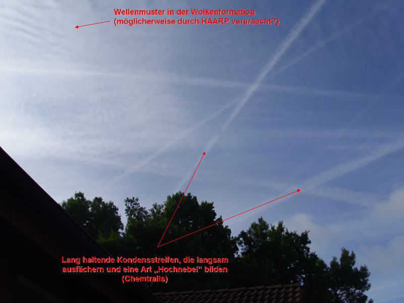 Künstliche Wolkenmuster über unserem Haus im Juni 2014 (gegen 10:00 Uhr morgens)
- (c) Norman Prill
